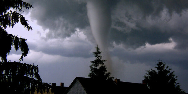 Ein Tornado über einem Dorf Ein Tornado über einem Dorf