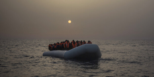 Ein Boot mit Flüchtlingen auf dem Mittelmeer Ein Boot mit Flüchtlingen auf dem Mittelmeer