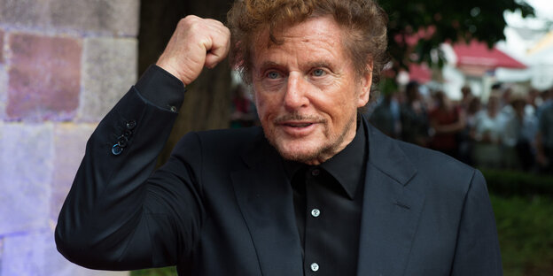 Dieter Wedel, die rechte Hand zur Faust geballt Dieter Wedel, die rechte Hand zur Faust geballt