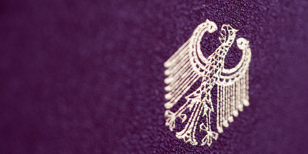 Der Bundesadler auf dem Umschlag eines deutschen Reisepasses. Der Bundesadler auf dem Umschlag eines deutschen Reisepasses.