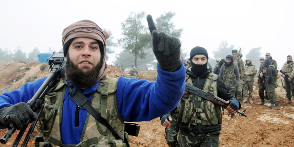 Kämpfer der FSA streckt Zeigefinger in die Luft