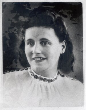 Ein schwarzweißes Porträtfoto einer Frau Ein schwarzweißes Porträtfoto einer Frau