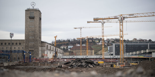 Krane stehen vor dem Stuttgarter Bahnhof