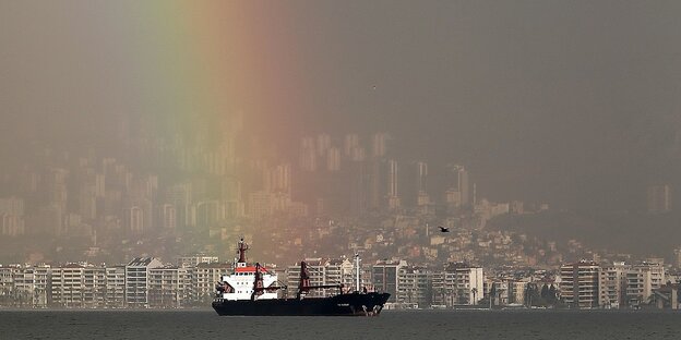 Schiff mit Regenbogen auf dem Meer vor Izmir Schiff mit Regenbogen auf dem Meer vor Izmir