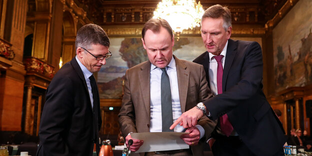 Innensenator Andy Grote (SPD) mit den Chefs von Polizei und Verfassungsschutz. Innensenator Andy Grote (SPD) mit den Chefs von Polizei und Verfassungsschutz.
