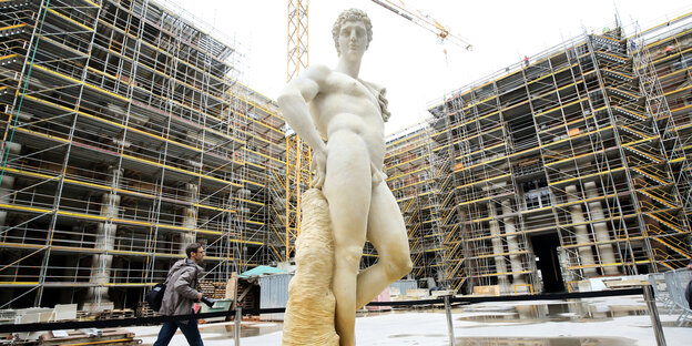 Die Kolossalfigur des Antinous steht im Schlüterhof des Humboldt Forums im Berliner Schloss