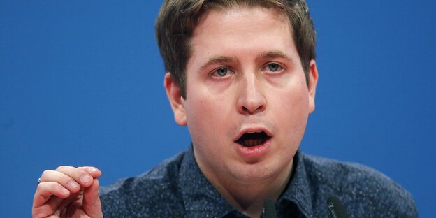 ein Mann vor blauem Hintergrund: Kevin Kühnert ein Mann vor blauem Hintergrund: Kevin Kühnert