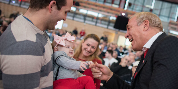 Junge Eltern mit Baby grüßen Peter Fischer Junge Eltern mit Baby grüßen Peter Fischer