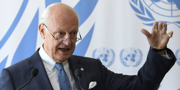 Staffan de Mistura vor UN-Emblem Staffan de Mistura vor UN-Emblem