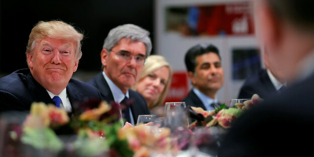 Donald Trump bei einem Dinner in Davos grinst feist Donald Trump bei einem Dinner in Davos grinst feist