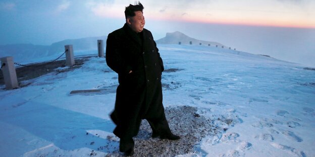 Kim Jong Un steht breitbeinig im Eis und lächelt Kim Jong Un steht breitbeinig im Eis und lächelt