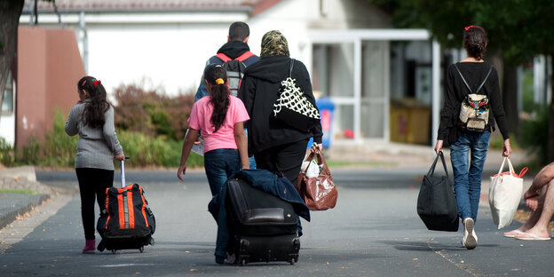 Fllüchtlinge mit Koffern und Tüten in Friedland Fllüchtlinge mit Koffern und Tüten in Friedland