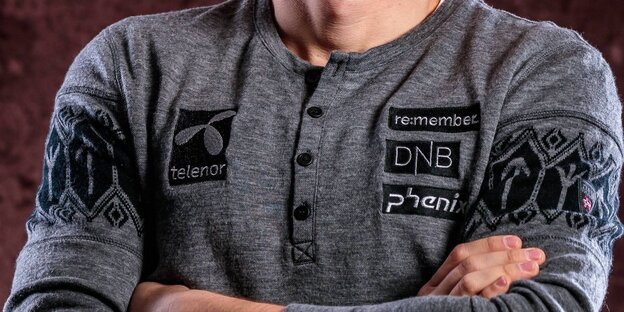 Ein Pullover mit Runen an den Ärmeln Ein Pullover mit Runen an den Ärmeln