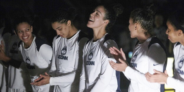 Fünf junge Frauen in Sportkleidung Fünf junge Frauen in Sportkleidung