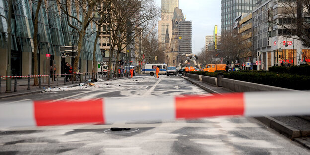 Ein rot-weißes Absperrband vor einer Straße Ein rot-weißes Absperrband vor einer Straße