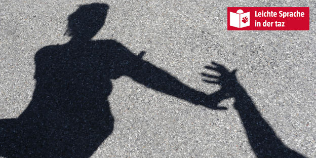 Ein Schatten auf der Straße, eine Hand greift nach einer anderen Person Ein Schatten auf der Straße, eine Hand greift nach einer anderen Person