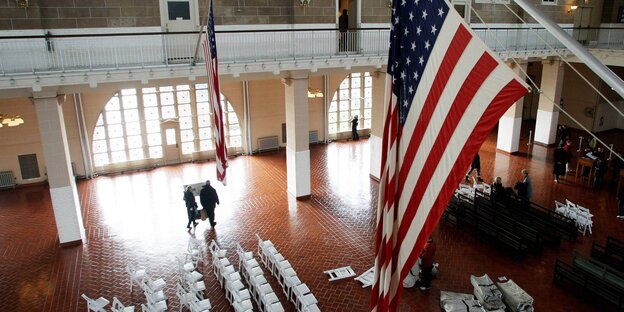 Die US-Flagge in einer großen Halle Die US-Flagge in einer großen Halle