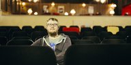 Mann mit Bart sitzt im Kinosaal