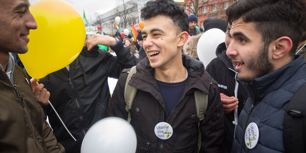 Drei Männer und Luftballons