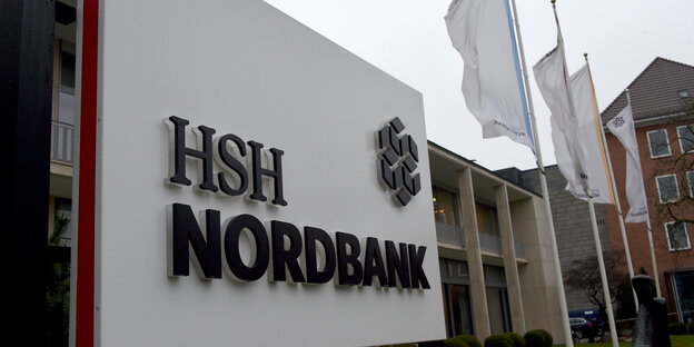 Ein Schild mit dem Schriftzug "HSH Nordbank" steht vor einem niedrigen Flachbau. Ein Schild mit dem Schriftzug "HSH Nordbank" steht vor einem niedrigen Flachbau.