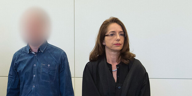 Ein Mann und eine Anwältin stehen nebeneinander Ein Mann und eine Anwältin stehen nebeneinander