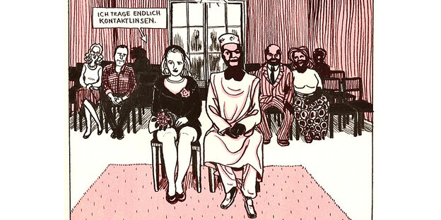 Ein Mann und eine Frau sitzen in Hochzeitskleidern auf zwei Stühlen, im Hintergrund sitzen weitere Hochzeitsgäste Ein Mann und eine Frau sitzen in Hochzeitskleidern auf zwei Stühlen, im Hintergrund sitzen weitere Hochzeitsgäste