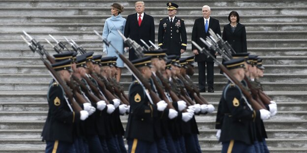 Soldaten marschieren für Donald Trump, Vizepräsident Mike Pence und deren Ehefrauen Melania und Karen Soldaten marschieren für Donald Trump, Vizepräsident Mike Pence und deren Ehefrauen Melania und Karen