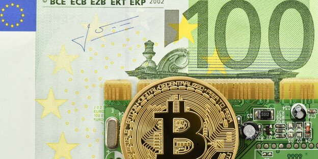 Physischer Bitcoin vor 100-Euro-Schein Physischer Bitcoin vor 100-Euro-Schein