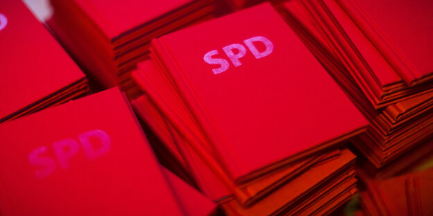 Viele SPD-Parteibücher Viele SPD-Parteibücher