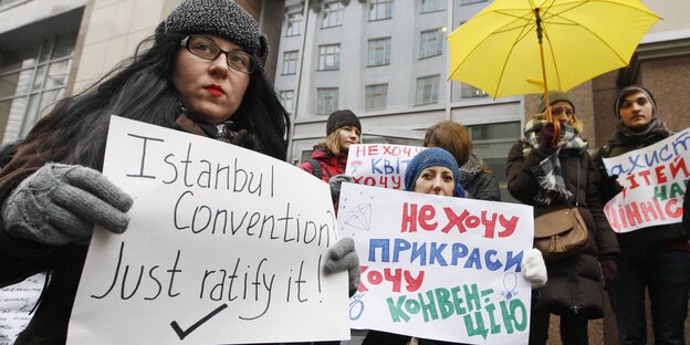 Demonstrantinnen halten Poster hoch, auf einem steht "Istanbul Convention? Just ratify it! Demonstrantinnen halten Poster hoch, auf einem steht "Istanbul Convention? Just ratify it!