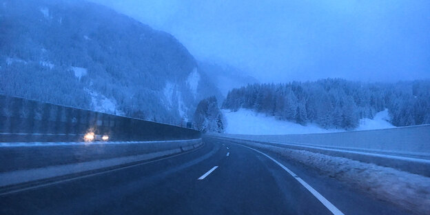 Autobahn im Gebirge in der Morgendämmerung Autobahn im Gebirge in der Morgendämmerung