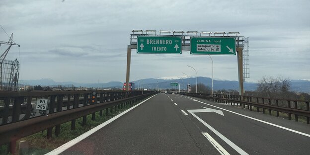 Autobahn mit grünem Hinweisschild Autobahn mit grünem Hinweisschild