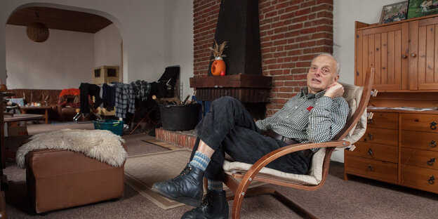 Hans Lippert sitzt in seinem Wohnzimmer in einem Sessel Hans Lippert sitzt in seinem Wohnzimmer in einem Sessel