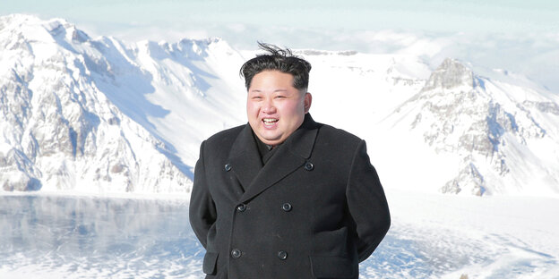 Kim Jong Un vor einem Bergpanorama Kim Jong Un vor einem Bergpanorama