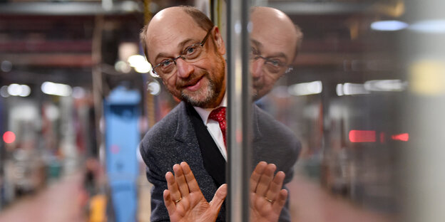 Martin Schulz winkt aus einem Bahnwaggon Martin Schulz winkt aus einem Bahnwaggon