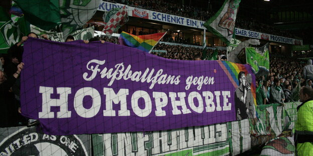 Fan-Choreo gegen Homophobie im Stadion Fan-Choreo gegen Homophobie im Stadion
