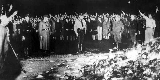 Eine historische Fotografie zeigt Nationalsozialisten bei der Bücherverbrennung Eine historische Fotografie zeigt Nationalsozialisten bei der Bücherverbrennung