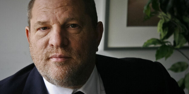 Harvey Weinstein guckt in die Kamera