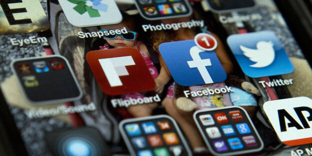 Ein Display mit verschiedenen App-Symbolen, darunter eines von Facebook Ein Display mit verschiedenen App-Symbolen, darunter eines von Facebook