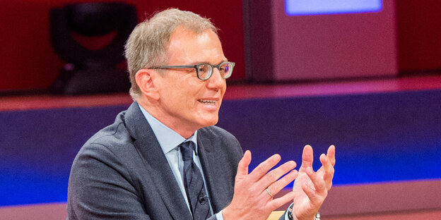 Armin Wolf gestikuliert mit seinen Händen. Armin Wolf gestikuliert mit seinen Händen.
