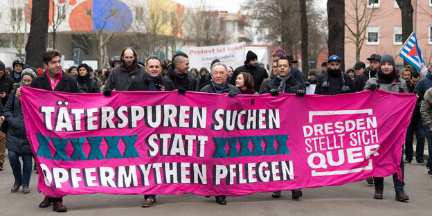 Banner: Täterspuren suchen statt Opfermythen pflegen