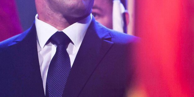 Ramush Haradinaj und seine Krawatte Ramush Haradinaj und seine Krawatte