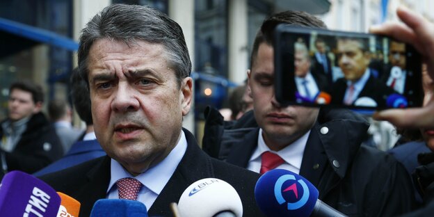 Gabriel im Freien, umringt von vielen JournalistInnen Gabriel im Freien, umringt von vielen JournalistInnen