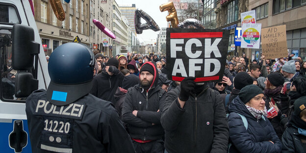 Anti-AfD-Demonstranten vor einer Polizeisperre an der Kreuzung Rudi-Dutschke-Straße Ecke Friedrichstraße Anti-AfD-Demonstranten vor einer Polizeisperre an der Kreuzung Rudi-Dutschke-Straße Ecke Friedrichstraße