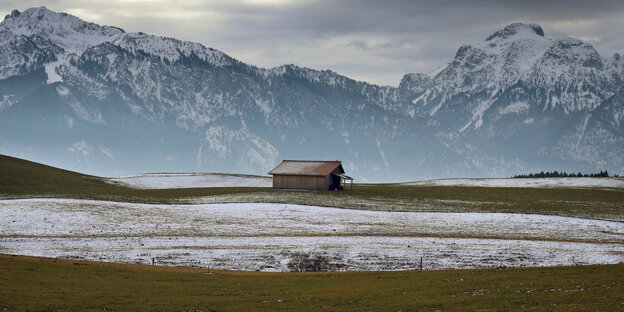 Stadel vor Alpenpanorama