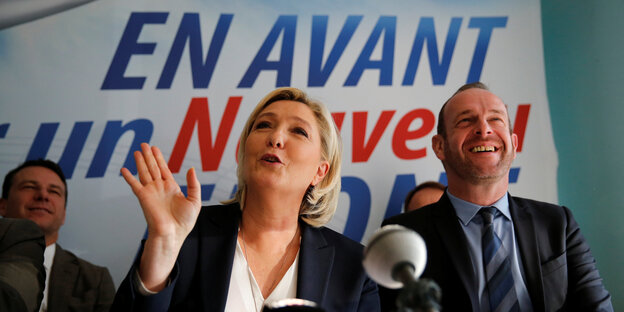 Marine Le Pen spricht vor einem MIkrofon Marine Le Pen spricht vor einem MIkrofon