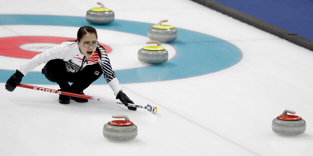 Koreas Skip Kim Eunjung ruft ihren Teamkolleginen etwas zu Koreas Skip Kim Eunjung ruft ihren Teamkolleginen etwas zu