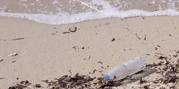 Plastikflasche am Strand Plastikflasche am Strand