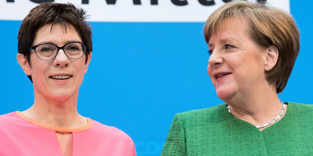 Bundeskanzlerin Angela Merkel und Saarlands Ministerpräsidentin Annegret Kramp-Karrenbauer stehen auf einer Pressekonferenz im Konrad-Adenauer-Haus zusammen Bundeskanzlerin Angela Merkel und Saarlands Ministerpräsidentin Annegret Kramp-Karrenbauer stehen auf einer Pressekonferenz im Konrad-Adenauer-Haus zusammen