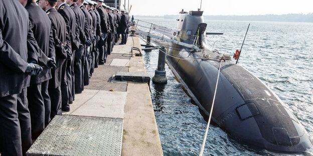 Das U-Boot "U35" liegt während der Zeremonie seiner Indienststellung im dortigen Marinestützpunkt Das U-Boot "U35" liegt während der Zeremonie seiner Indienststellung im dortigen Marinestützpunkt